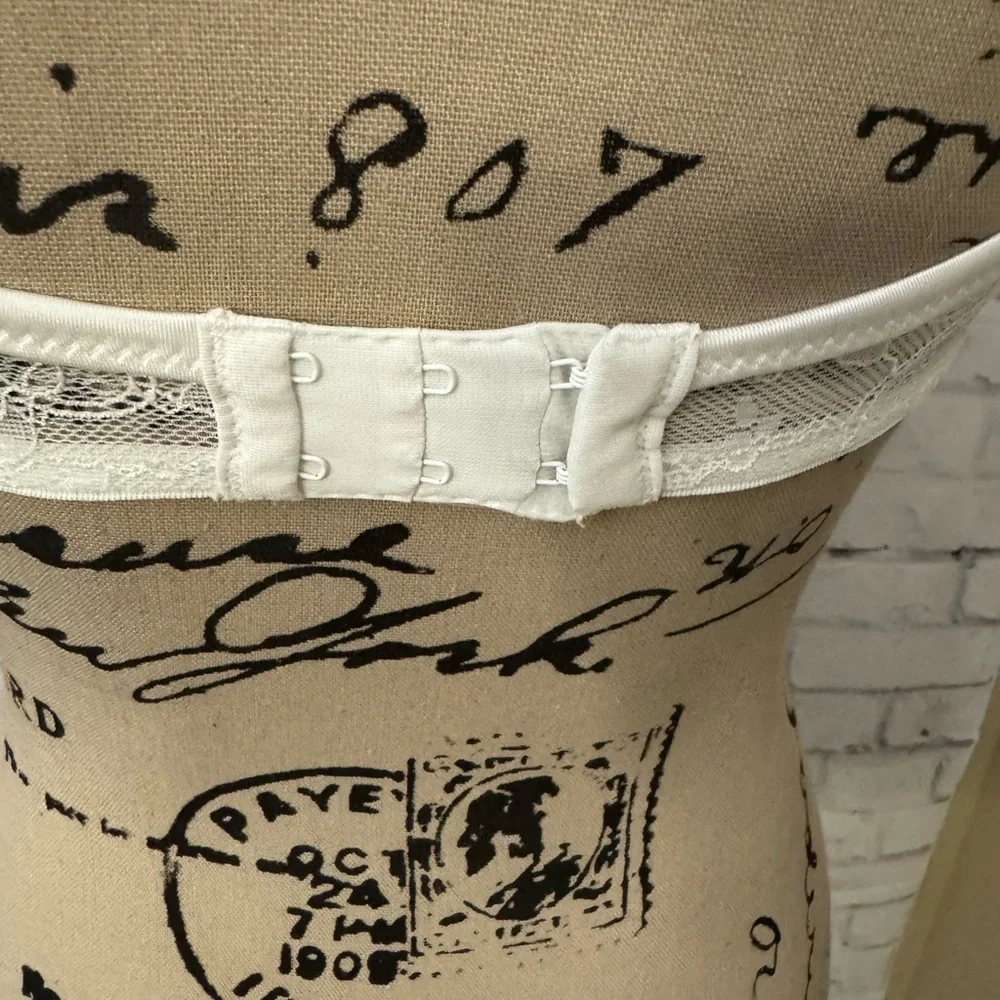 Victoria’s Secret Bra Size 34D‎ White Lace Underwire Sheer Unlined Sexy Boudoir